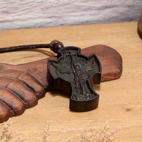 Collar de San Miguel Arcángel en Madera