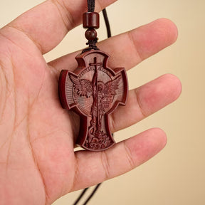 Collar de San Miguel Arcángel en Madera