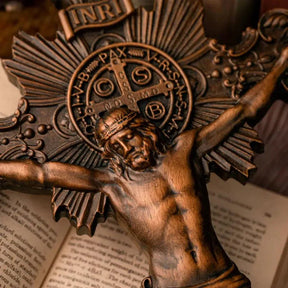 Cruz de Exorcismo de San Benito Tallada en Madera