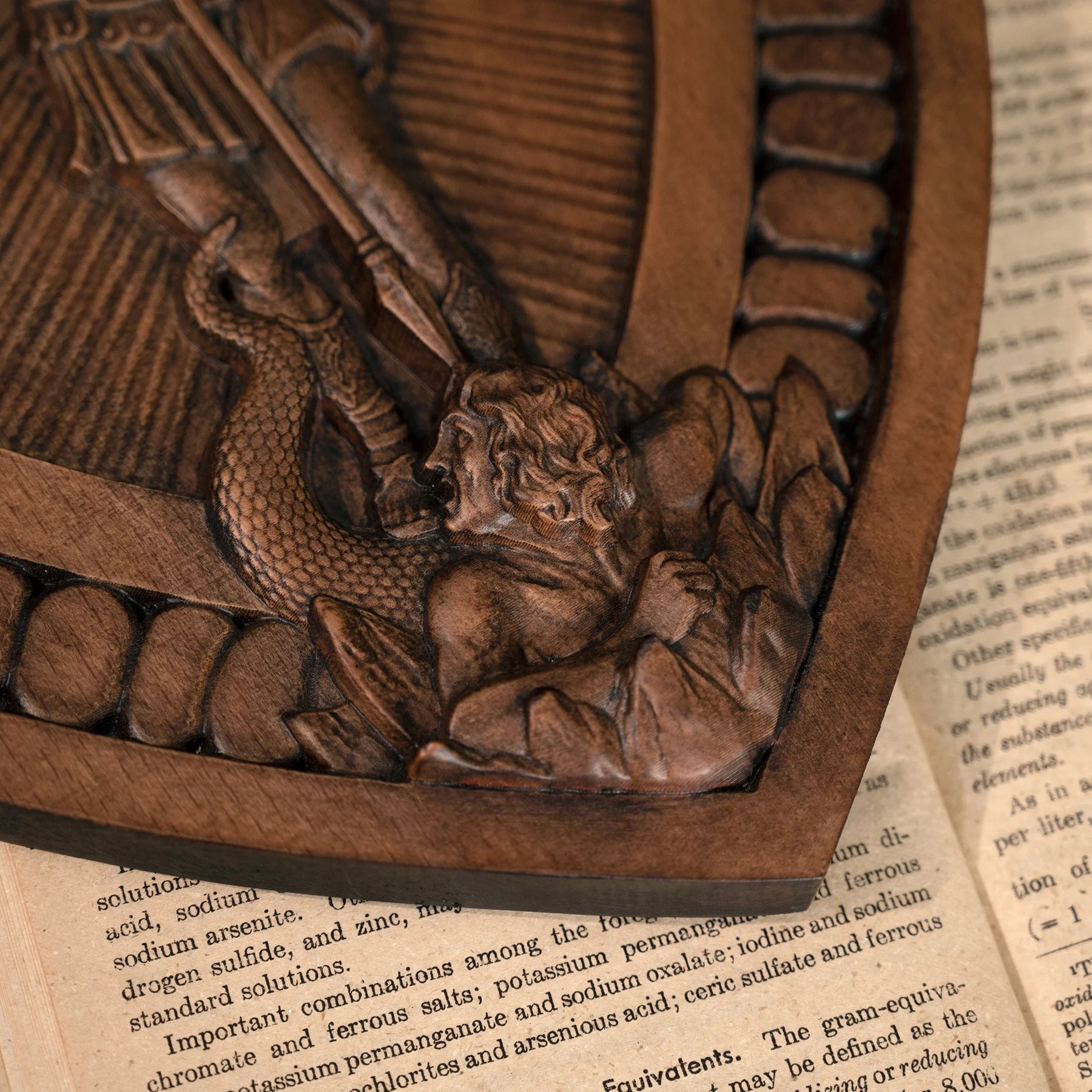 Escudo del Arcángel Miguel Tallado en Madera