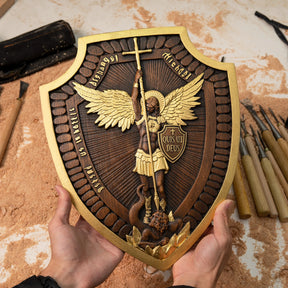 Escudo del Arcángel Miguel Tallado en Madera