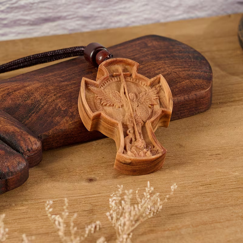 Collar de San Miguel Arcángel en Madera